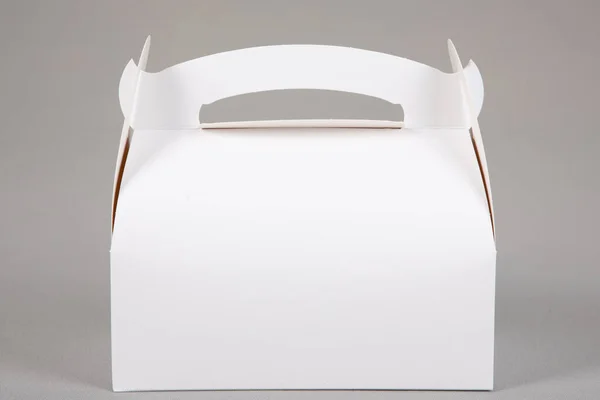 Attrappe Geschlossen Weiße Pappe Gebäckbox Kuchen Isoliert Auf Grauem Hintergrund — Stockfoto