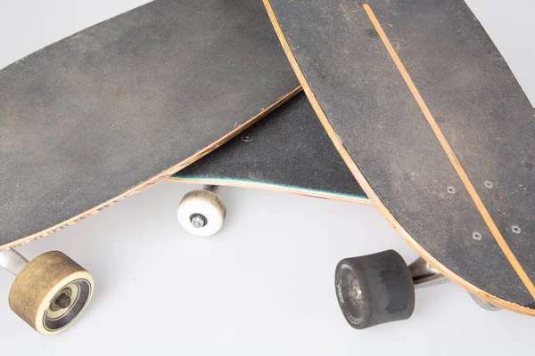 Skateboard Deck Met Vrachtwagens Bovenop Elkaar Gestapeld Witte Achtergrond — Stockfoto