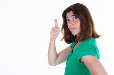 Kadın esmer, beyaz arka planda yeşil gömlekli.