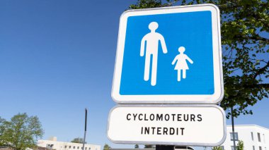 mavi tabela yaya yolu ve Fransızca metin siklomoteur interdit yasaklı mobilet anlamına gelir