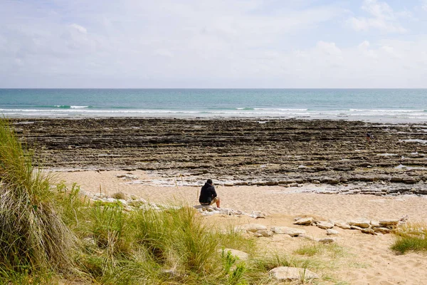 Uomo Single Seduto Rocce Sulla Spiaggia Sabbia Retrovisore — Foto Stock