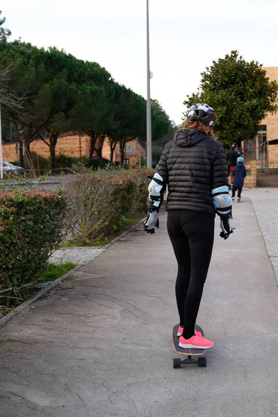 Genç Kızın Arkadan Görünüşü Kaykay Şehrine Ait Spor Yaşam Tarzı — Stok fotoğraf