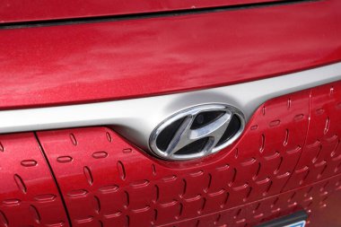 Bordeaux, Aquitaine France - 05 04 2021: Hyundai Kona araba logosu ve perakende galerisinde elektrikli aracın önünü imzala