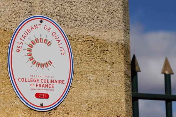ボルドー アキテーヌフランス 2021年04月 レストラン クアルテ大学フランスのロゴテキストとフランス料理レストラン品質賞食品サービスの看板ブランドラベル — ストック写真