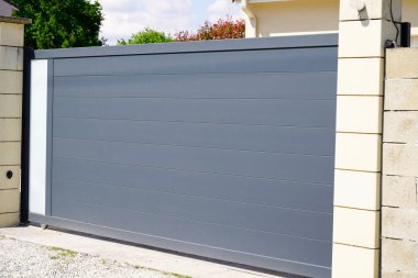 Alüminyum çelik, banliyö evinin modern gri kapısı.