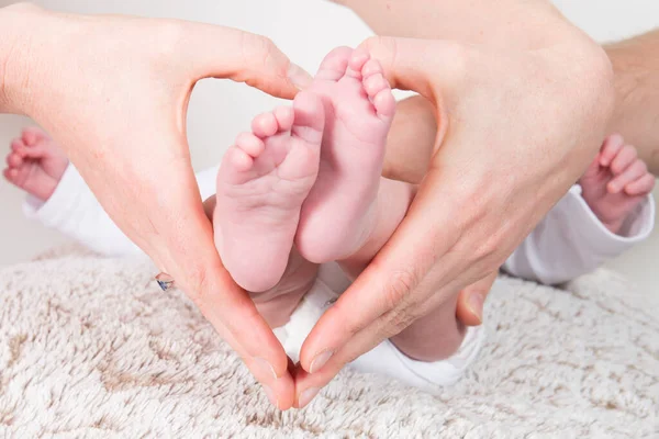 Bebek Yeni Doğmuş Ayaklar Anne Baba Ellerinde Ocak Şeklinde — Stok fotoğraf