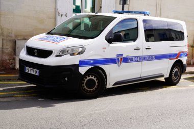 Bruges, Aquitaine France - 05 08 2021: Fransız belediyesinde polis belediyesinin araçlarında çıkartma amblemi var.