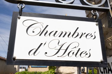 Chambres d 'Hotes Fransızca yazı tabelası Fransa' nın Bed and Breakfast kasabasındaki misafir odaları anlamına geliyor.