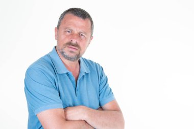 Yakışıklı, olgun erkek kolları beyaz arka planda çaprazlanmış. Bir kenara, mavi gömlekli fotokopi alanı.