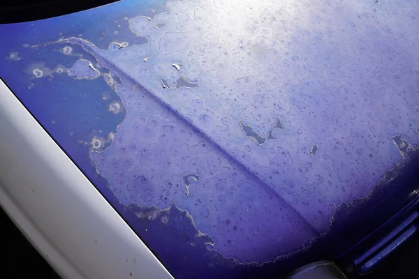 Przednie Obieranie Zużyta Popękana Niebieska Farba Zarysowaniami Samochód Stary Używany — Zdjęcie stockowe