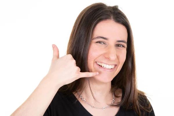 Νεαρή Ευτυχισμένη Όμορφη Γυναίκα Χαμογελώντας Δείχνει Χειρονομία Καλέστε Τηλέφωνο Δάχτυλα — Φωτογραφία Αρχείου