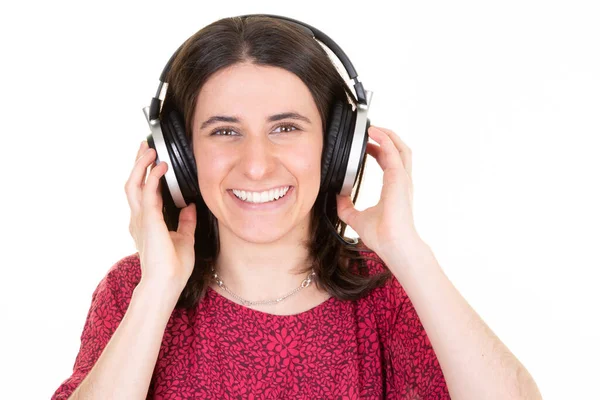 Radosna Młoda Kobieta Uśmiechnięta Czerwonym Swetrze Słucha Muzyki Słuchawkach — Zdjęcie stockowe