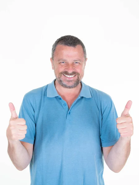 Mężczyzna Kciukiem Górę Średnim Wieku Przystojny Uśmiech Szczęśliwy Niebieskiej Koszuli — Zdjęcie stockowe