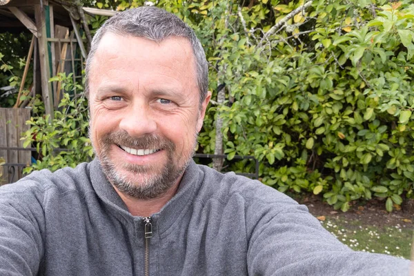Selfie Knappe Man Middelbare Leeftijd Man Outdoor Huis Tuin Park — Stockfoto