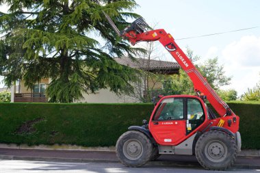 Bordeaux, Aquitaine France - 05 08 2021: Loxam logosu ve kiralık forklift Fransa 'nın Avrupa' daki kiralık ekipman şirketi üzerindeki marka metni