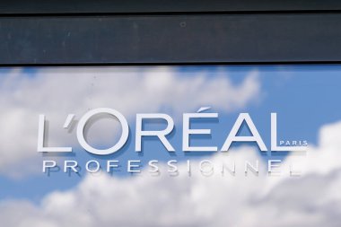 Bordeaux, Aquitaine France - 05 08 2021: L 'oreal Paris Profesnel logosu ve Fransız makyaj parfümü ve cilt kozmetik ürünlerinin metin imzası
