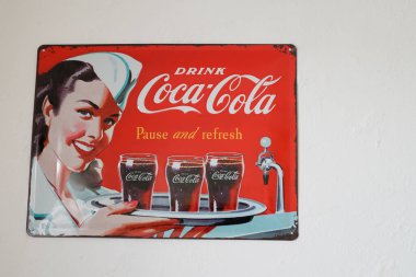 Bordeaux, Aquitaine France - 05 08 2021: Coca Cola ilanı vintage plaka tabelası logosu ve marka metin kahvecisi, karbonatlı meşrubat üretimi