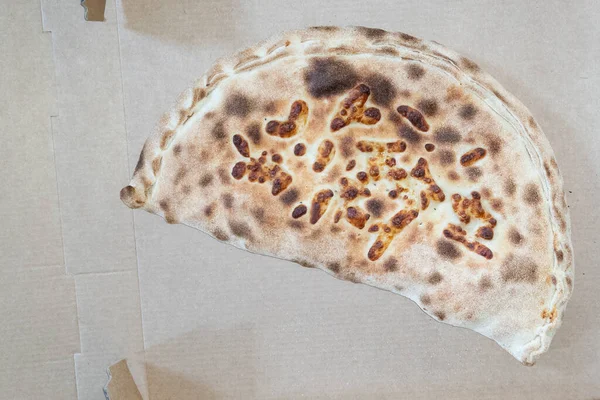 Кальзоне Пиццы Изолированы Фоне Коробки Коричневым Отвозом — стоковое фото