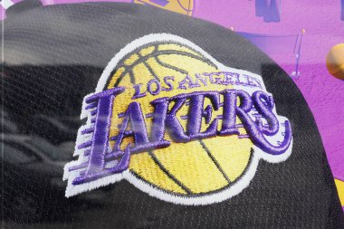 Bordeaux, Aquitaine France - 05 14 2021: Lakers los Angeles tekstil markası logosu ve basketbol takımının şapkalı metin işareti