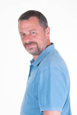 Mavi gömlekli yakışıklı adam portresi beyaz arka planda yan görünüm profili