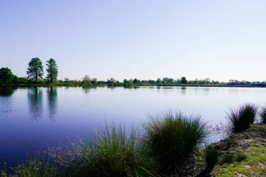 Gironde Fransa Bordeaux yakınlarında Parempuyre su ocağı gölü refleksi