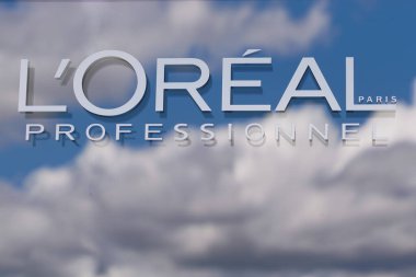 Bordeaux, Aquitaine France - 05: 14: 2021: L 'oreal Profesnel logosu ve kuaför berber dükkanı için Fransız makyaj parfümü kozmetik ürünlerinin metin imzası