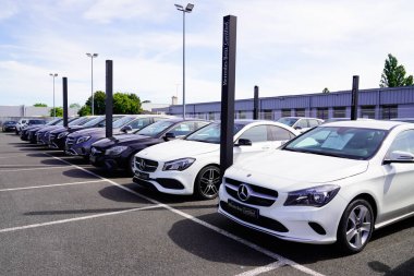 Bordeaux, Aquitaine France - 05 14 2021: Mercedes Benz arabası ikinci el modern model bayilik parkı aracının kirası