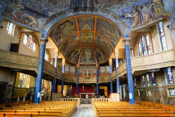 アール デコ様式の教会のヴィシー インテリアフランスのオーヴェルニュにあるノートルダム大聖堂 — ストック写真