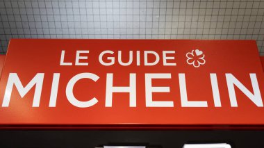 Bordeaux, Aquitaine France - 05: 14: 2021: Michelin Star 'ın en iyi Fransız restoranı için logolu metin levhası