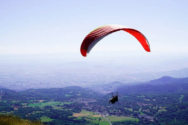 Paraglider 낙하산을 Clermont Ferrand 근처에 Puy Dome 상공을 — 스톡 사진