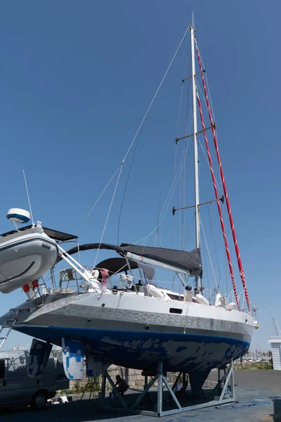 Moderne Segelboote Liegen Trockenlager Und Warten Auf Wartung — Stockfoto