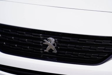 Bordeaux, Aquitaine France - 05: 18 2021: Peugeot Lion, Fransız üretici stellantis grubunun beyaz krom logosu.