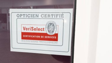 Bordeaux, Aquitaine France - 05: 18 2021: Veritas verisselleştirilmiş logo markası ve uluslararası sertifika onaylı tıbbi gözlükçü belgesi