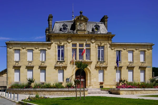 Rions村的法国立面市政厅墙建筑 — 图库照片