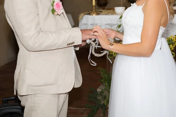 Bruid Bruidegom Uitwisseling Van Trouwringen Tijdens Huwelijksfeest — Stockfoto