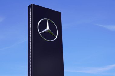 Bordeaux, Aquitaine France - 05 18 2021: Mercedes Benz logo tabelacısı Automobile marka metin otomobil mağazası