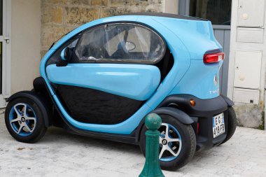 Bordeaux, Aquitaine France - 05 27 2021: Renault Twizy mavi modern elektrikli kompakt konsept ekolojik araba