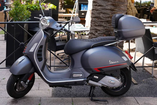 ボルドー アキテーヌフランス 2021年 Vespa 125近代的なネオレトロスタイルのスクーターレトロヴィンテージストリートで見る — ストック写真