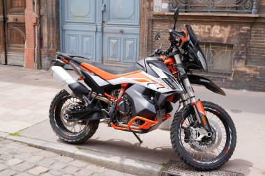 Bordeaux, Aquitaine France - 05 27 27 2021: ktm 790 macera motosiklet logosu ve sokak motosikletinin yan tarafında yazılar