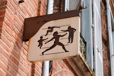 Bordeaux, Aquitaine France - 05 27 2021: Girişteki ofis duvarında Fransız Sosyal Güvenlik Sigortası logosu