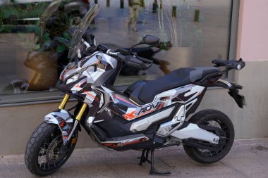 Bordeaux, Aquitaine France - 05 27 2021: Honda X-ADV SUV stili ve konforu uzun yol süspansiyonuyla karıştırıyor artı güçlü performans