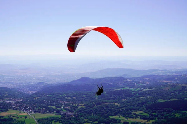 パラシュートパラグライダーで空を飛ぶ Puy Dome Blue Sky French Massif Central France — ストック写真