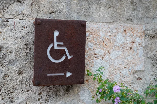 Przystosowany Dla Osób Niepełnosprawnych Słupek Strzałką Logo Wózka Inwalidzkiego Skierowany — Zdjęcie stockowe