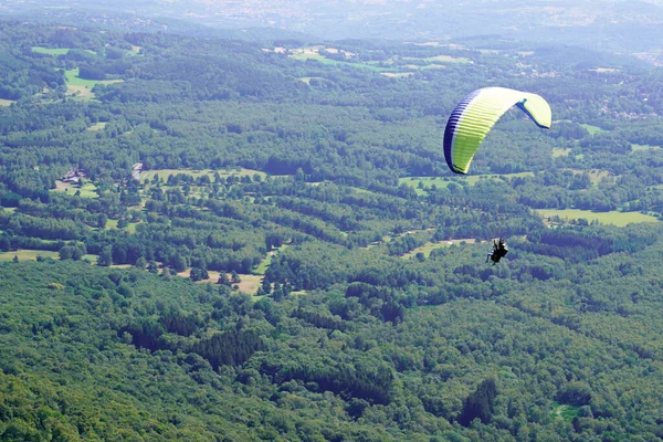 火山の山の上の空のパラグライダー Puy Dome France — ストック写真