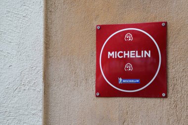 Bordeaux, Aquitaine France - 06 01 2021: Michelin Star Kitap Rehberi iyi bir Restoran Duvarı binasının üzerinde logo damgalı metin işareti