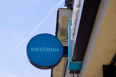 Bordeaux, Aquitaine France - 06 01 2021: Nestenn gayrimenkul fransız emlak ajansı logosu metin ve marka tabela ofisi satın alma satışı