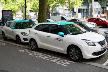 Bordeaux, Aquitaine France - 06 06 06 2021: Şehir merkezindeki kiralık araç paylaşım konsepti araçlarının yanında vatandaşlar için metin ve logo tabelası