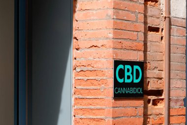 Bordeaux, Aquitaine France - 06 06 06 2021: cbd mağaza logosu ve yasal marihuana ürünleri satan dükkan esrar imzası