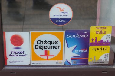 Bordeaux, Aquitaine France - 06 06 2021: Bilet Restoranı Edenred marka çek dejeuner logosu ve metin çeki de masa tabelası ve sodexo ancv vacances marka apetiz