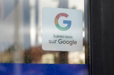Bordeaux, Aquitaine France - 06 06 06 2021: Google işaret logosu ve etiket dükkanının önündeki marka metin bizi takip edin